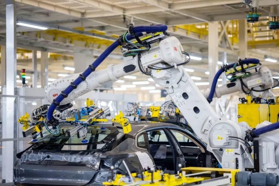 極氪001閃電交付，首個(gè)完整月交付量突破2000臺(tái)，智能電動(dòng)市場(chǎng)迎來強(qiáng)勁新秀